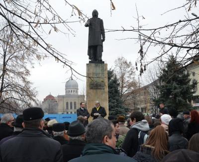 Peste 150 de orădeni l-au omagiat pe Eminescu (FOTO)